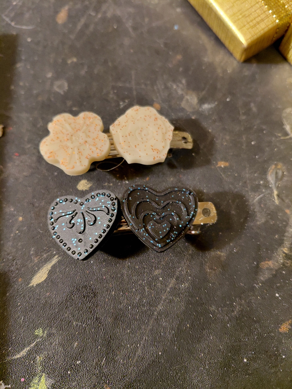 Decorative Heart and Flower Hair Clip Set - Black & Cream